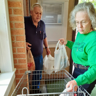 FHBB Partner Seven Dolors loading food for guest.