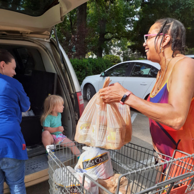 FHBB Partner First Presbyterian volunteer helps family to their car.