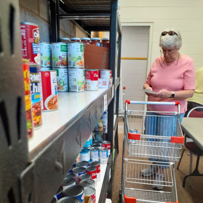FHBB Partner FUMC volunteer reads over guest's food order.